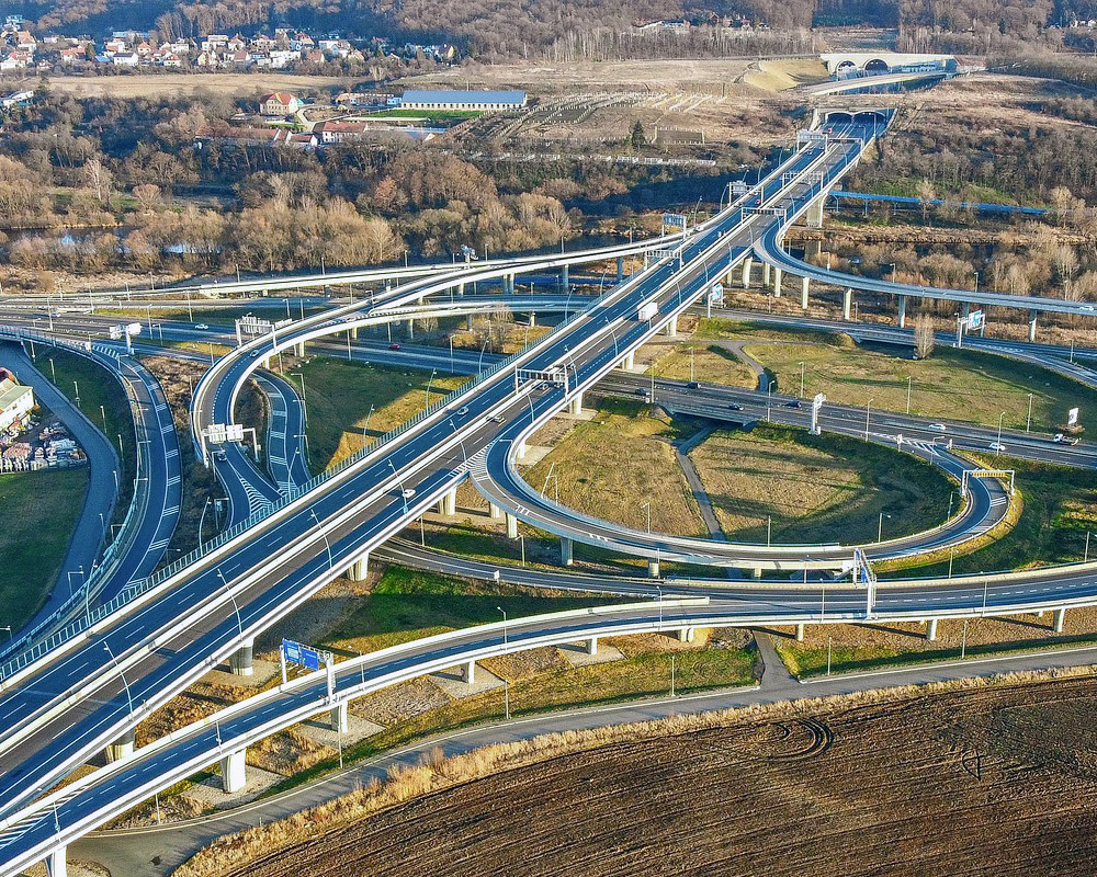 Spedition unterwegs: Autobahnkreuz