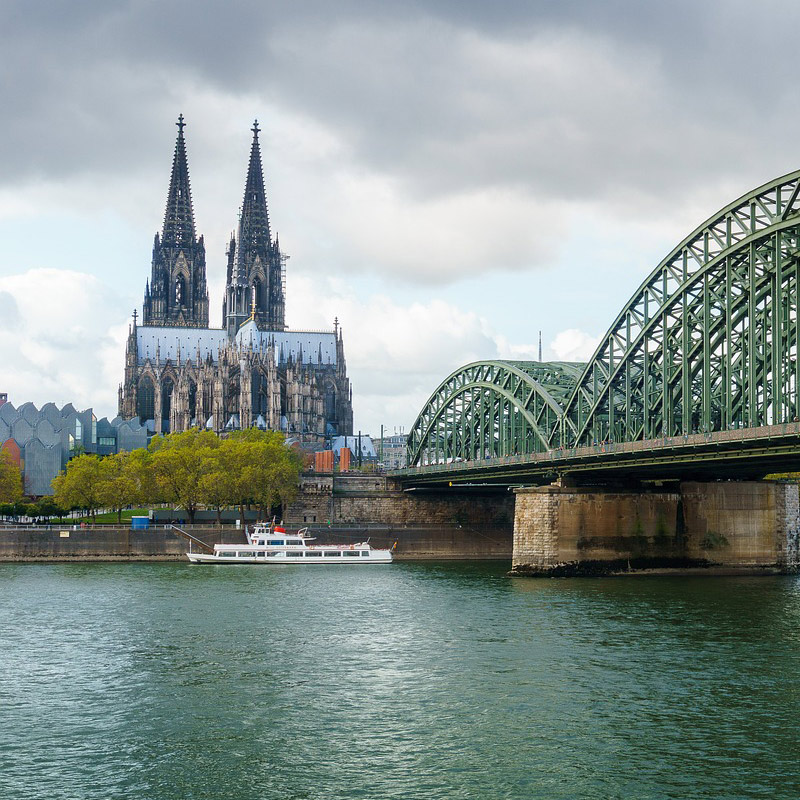 Top-Speditionsziel: Messestadt Köln Köln am Rhein mit Hohenzollernbrücke